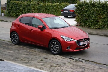 Mazda 2 SkyActiv-G 90 GT-M (2015)