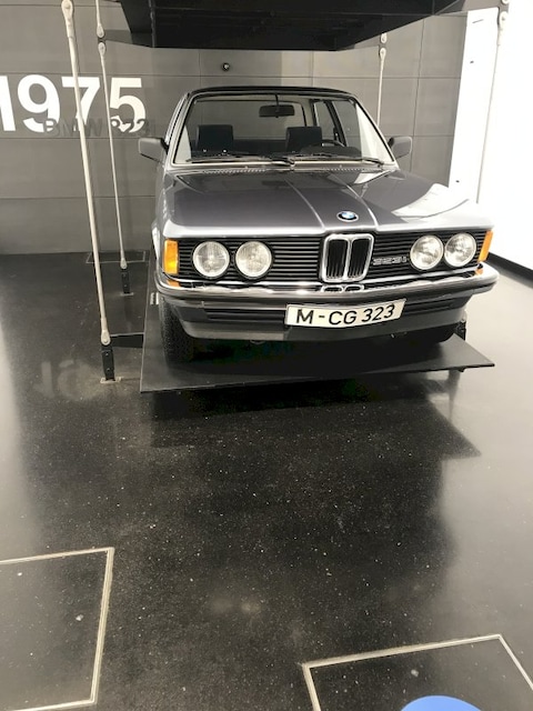 BMW 323i