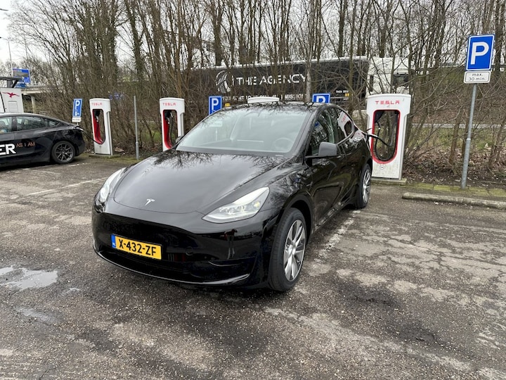 Tesla Model Y (2024)