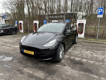Tesla Model Y (2024)