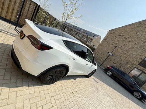 Tesla Model Y (2024)