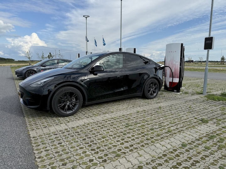 Tesla Model Y (2024)