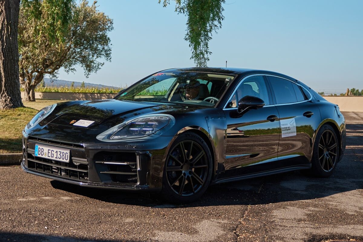 Nieuwe Porsche Panamera vier plugin hybrides en aanzienlijk grotere