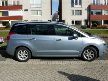 Peugeot 5008 GT 1.6 THP (2011)