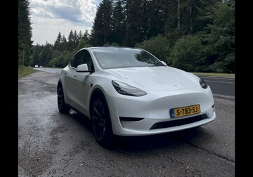 Tesla Model Y (2023)