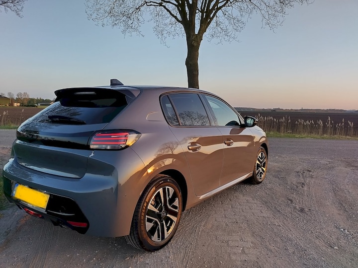 Peugeot 208 Allure 1.2 PureTech 100 (2024)