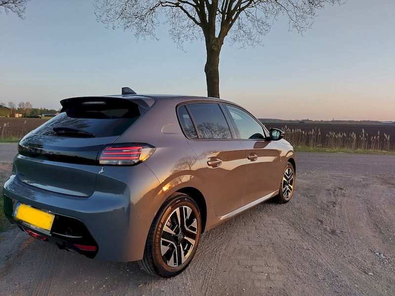 Peugeot 208 Allure 1.2 PureTech 100 (2024)