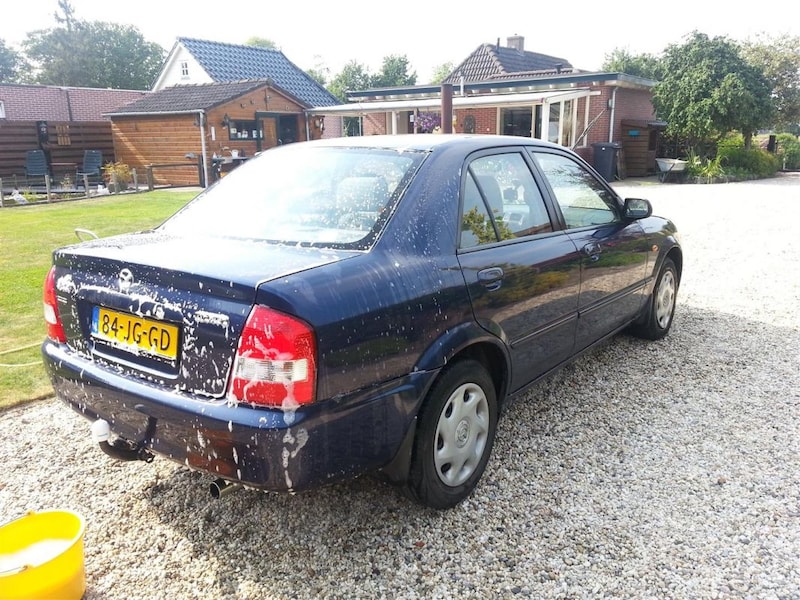 Mazda 323 Sedan 1.6 Comfort (2002)