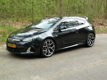 Opel Astra GTC 2.0 Turbo OPC (2013)