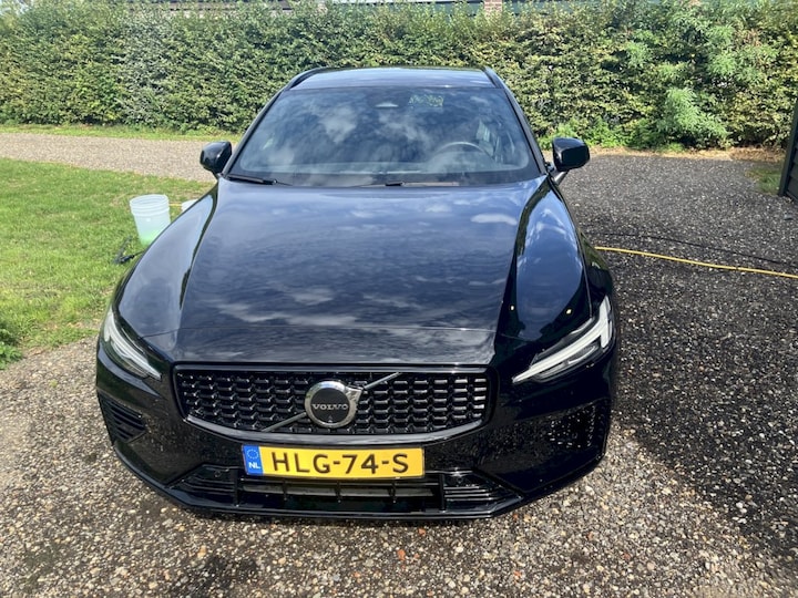 Volvo V60 T6 Plug-in Hybrid AWD Plus (2025)