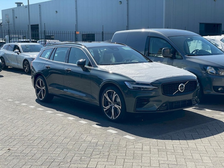 Volvo V60 T8 Plug-in Hybrid AWD Ultra (2025)