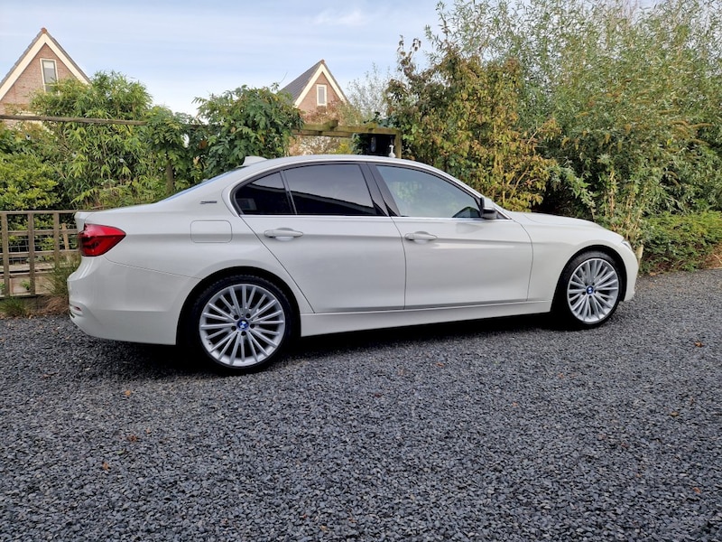 BMW 330e iPerformance (2016)