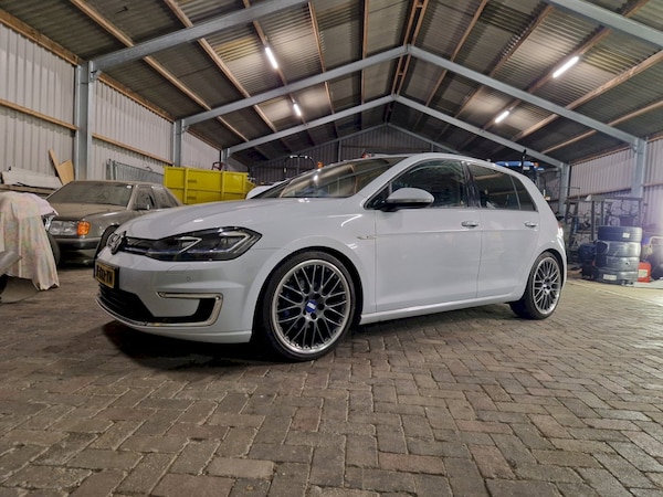 Volkswagen e-Golf (2017)
