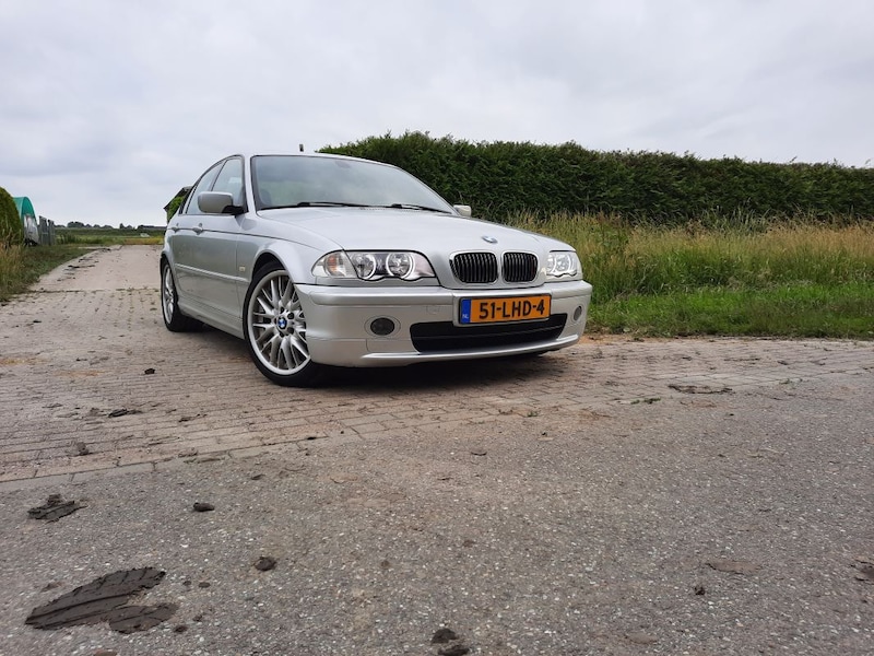 BMW 320i Executive (2001)