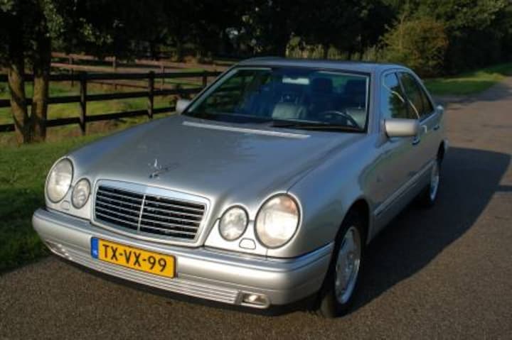 Mercedes-Benz E 300 Turbo Diesel Avantgarde (1998)