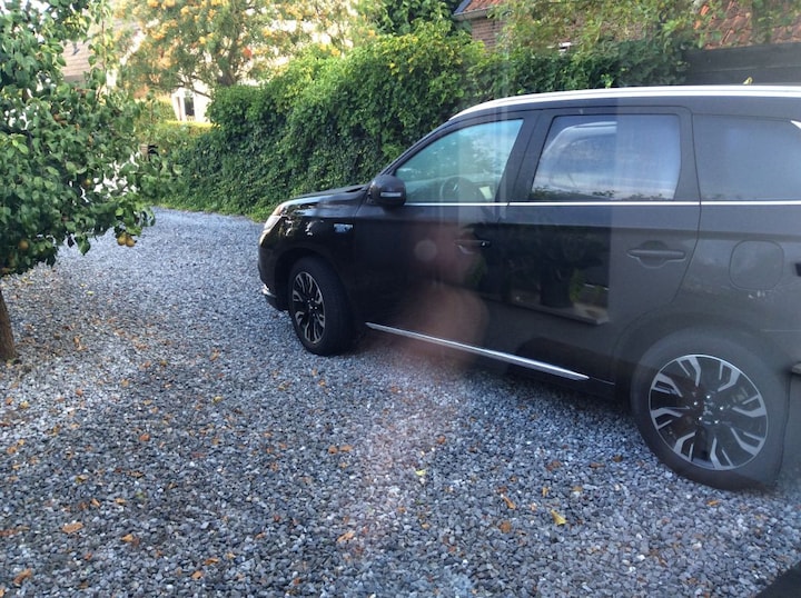 Mitsubishi Outlander PHEV Executive Edition (2015)
