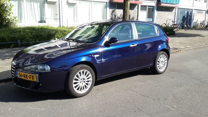Alfa Romeo 147 1.9 JTD 16V Distinctive (2005)