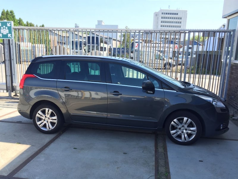 Peugeot 5008 Allure 1.6 THP 7P (2011)