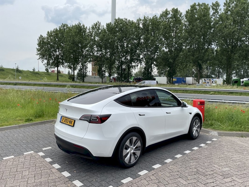 Tesla Model Y (2024)