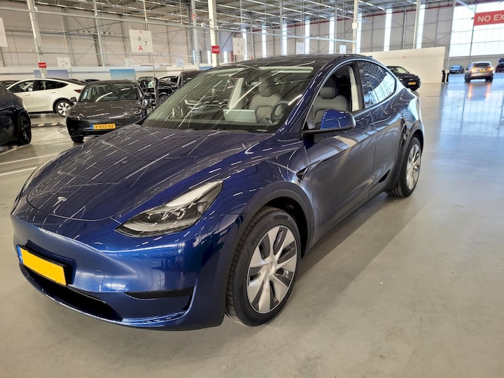 Tesla Model Y (2024)