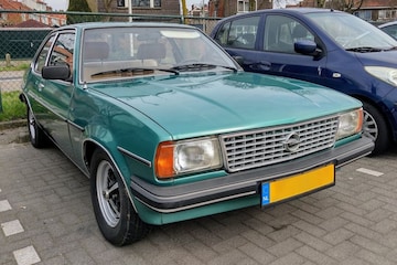 Deze Opel Ascona brengt kleur in het hedendaagse straatbeeld - In het Wild