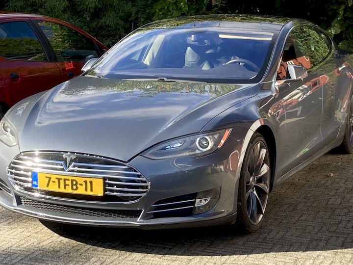 Tesla Model S 85 Signature Performance (2013)