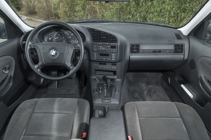 BMW 323i (E36) vs Volkswagen Vento VR6
