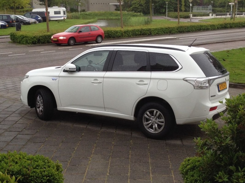 Mitsubishi Outlander PHEV Business Edition (2014)