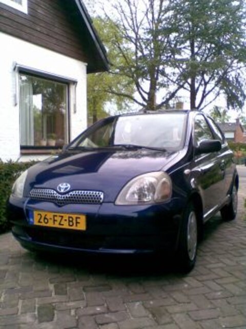 Toyota Yaris 1.3 16v VVT-i Linea Sol (2000)