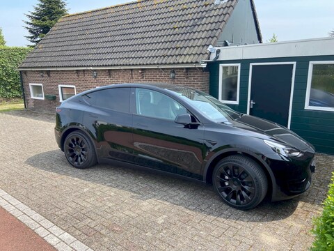 Tesla Model Y (2023)