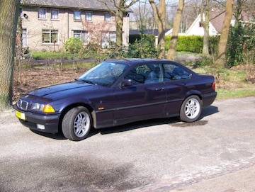 BMW 323i Coup? Executive (1997)