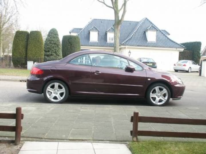 Peugeot 307 CC 2.0 16V (2004)