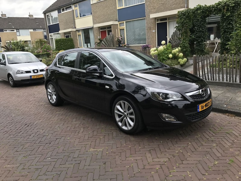 Opel Astra 1.6 Turbo Cosmo (2010)