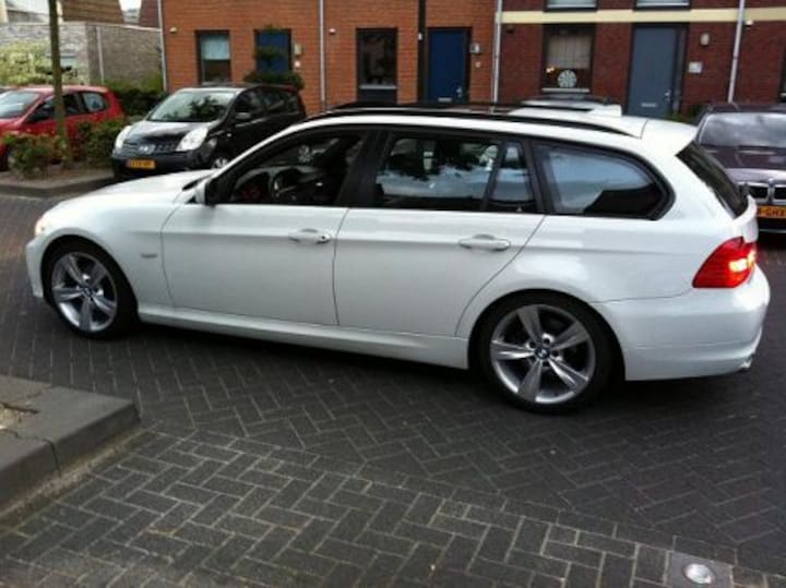 BMW 320d Touring EfficientDynamics Edition Luxury Line (2011)