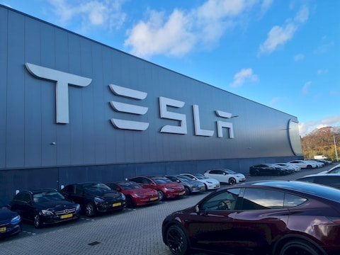 Tesla Model Y (2023)