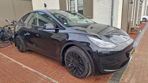 Tesla Model Y (2024)