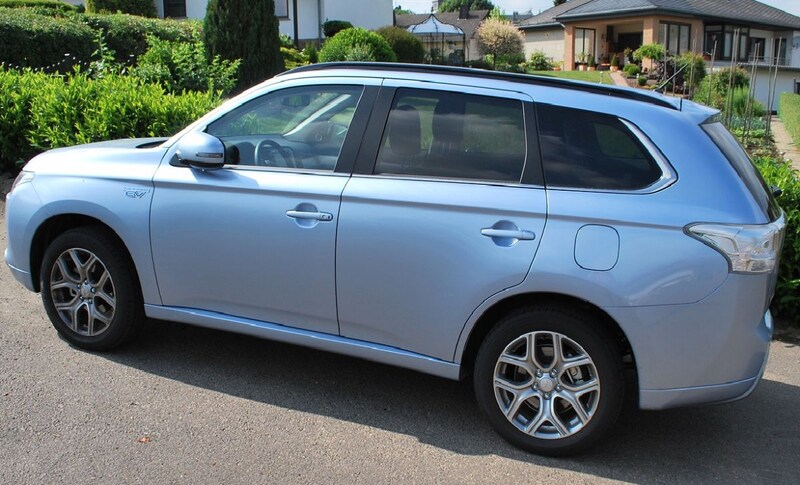 Mitsubishi Outlander PHEV Executive Edition (2014)