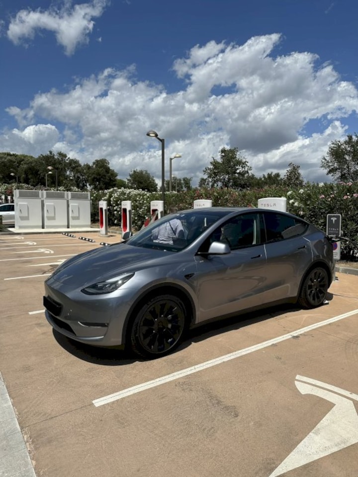 Tesla Model Y Long Range AWD (2023)