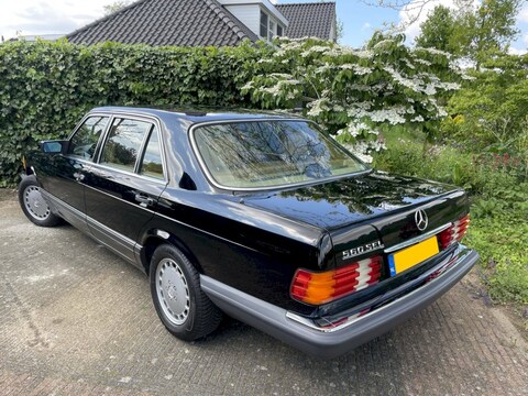 Mercedes-Benz 560 SEL