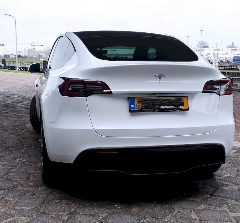 Tesla Model Y (2023)