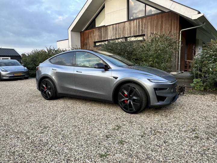 Tesla Model Y Performance AWD (2025)