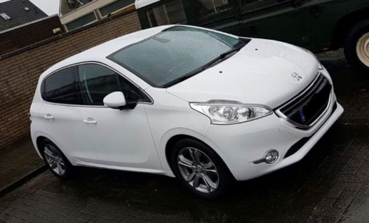 Peugeot 208 Allure 1.2 PureTech 82 (2014)