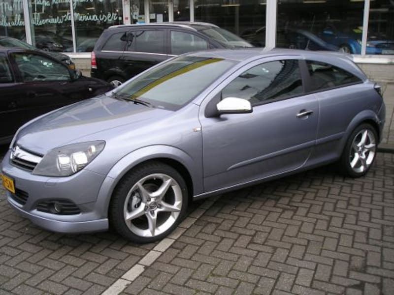 Opel Astra GTC 2006.