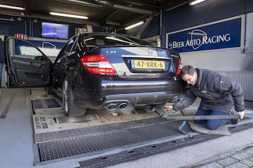 Mercedes-Benz C63 AMG (2010) - Op de rollenbank