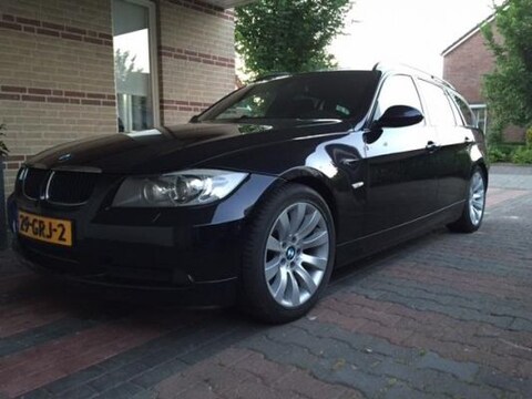 BMW 320i Touring High Executive