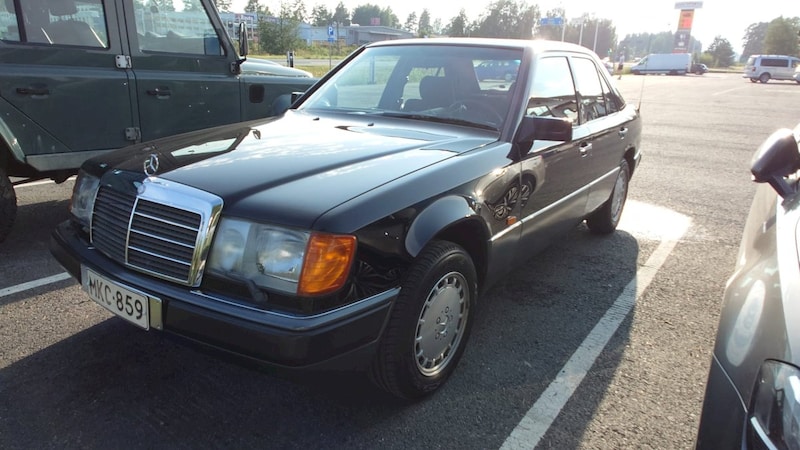 Mercedes-Benz 300 E (1990)