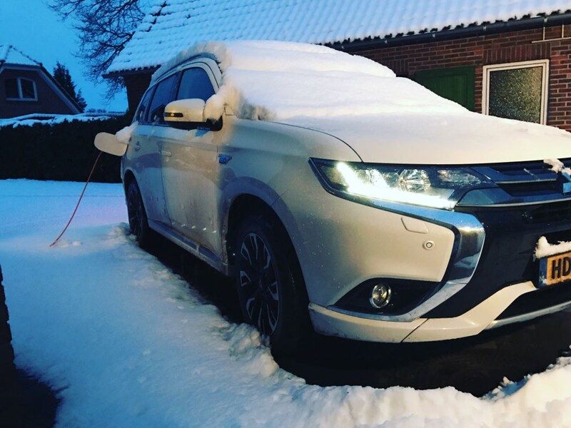 Mitsubishi Outlander PHEV Instyle+ (2015)