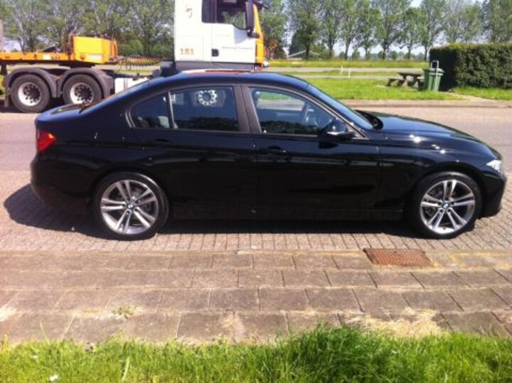 BMW 320i Executive (2012)