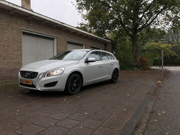 Volvo V60 D3 Momentum (2011)
