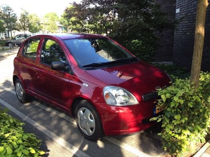 Toyota Yaris 1.3 16v VVT-i Linea Sol (2002)